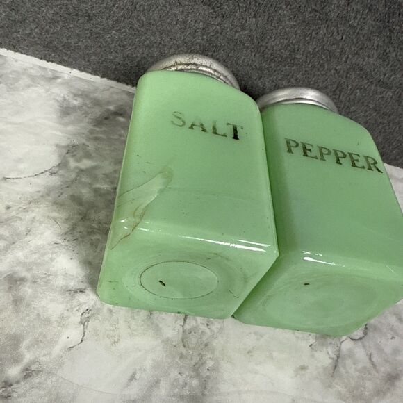 Vintage Square Green Jadeite Salt & Pepper Shakers McKee NICE Retro MCM - Picture 8 of 9